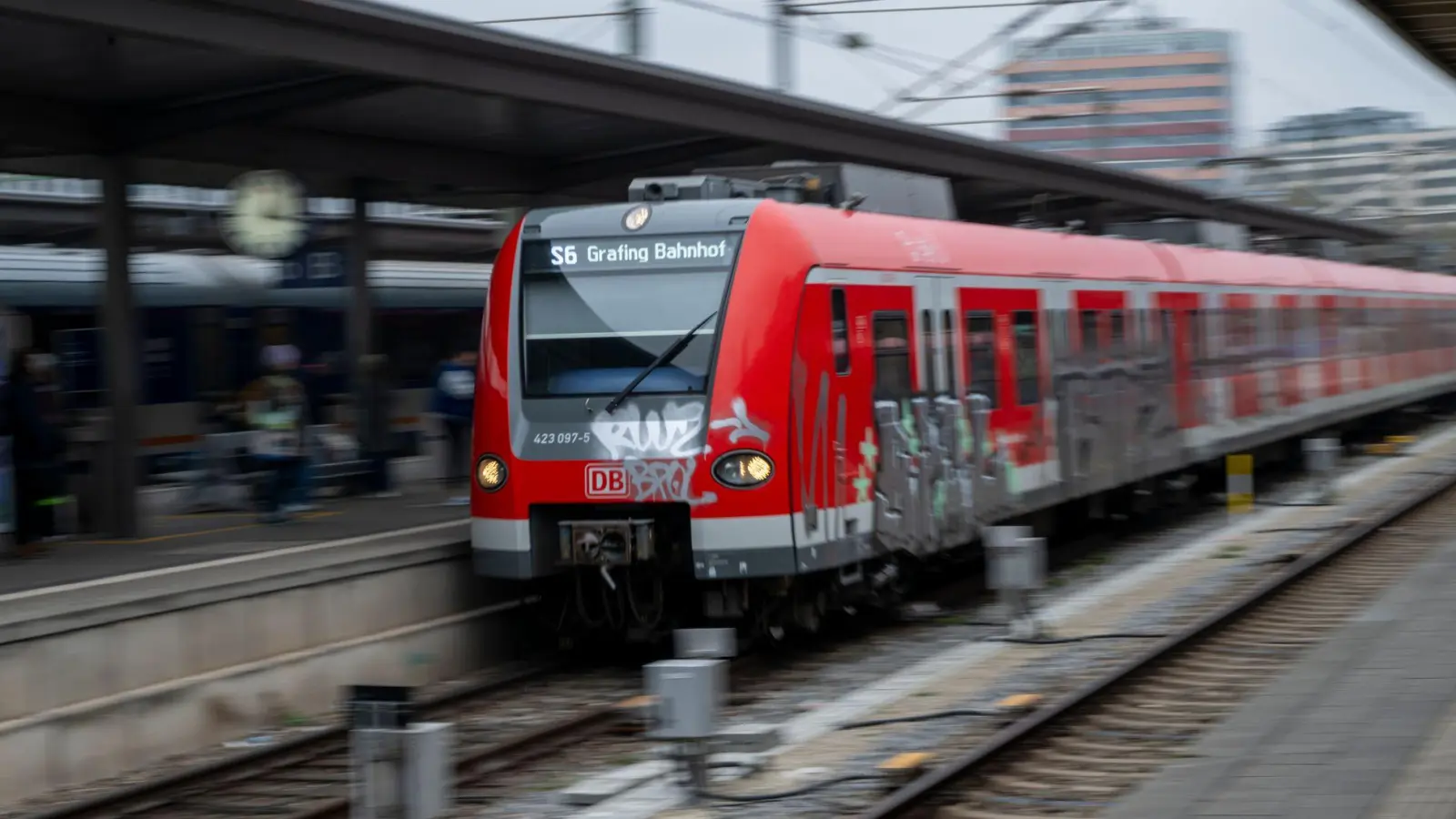 Die S5 fährt bis Oktober nur bis Aying - und endet in den Nächten manchmal sogar schon am Ostbahnhof. (Archivbild) (Foto: Peter Kneffel/dpa)