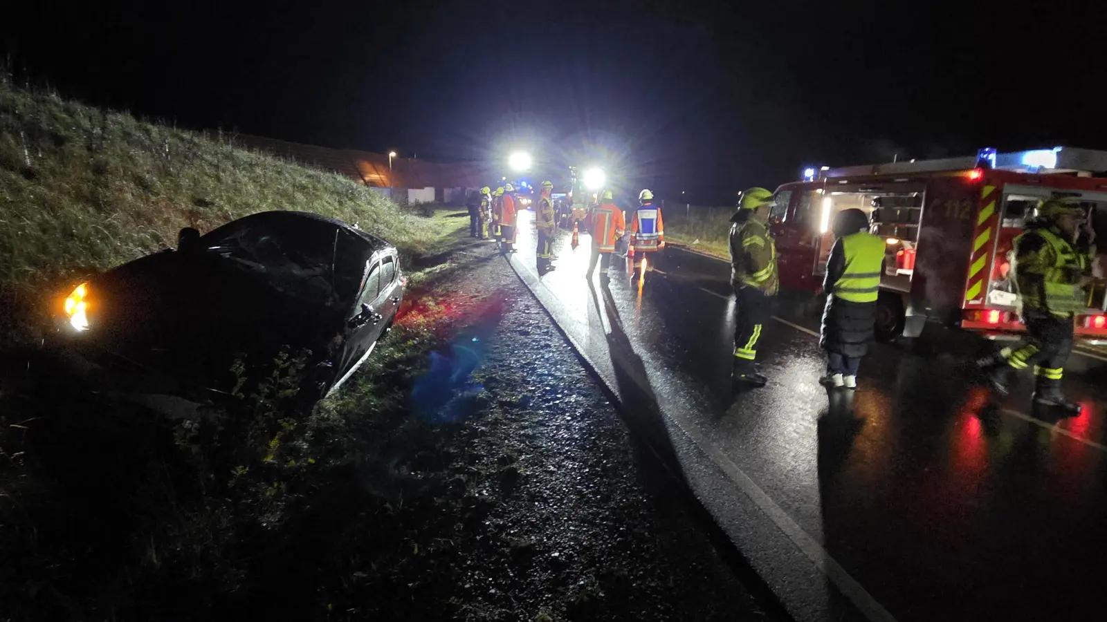 Das Auto des einen Unfalls blieb schwer beschädigt neben der Fahrbahn liegen. (Foto: Rainer Weiskirchen)