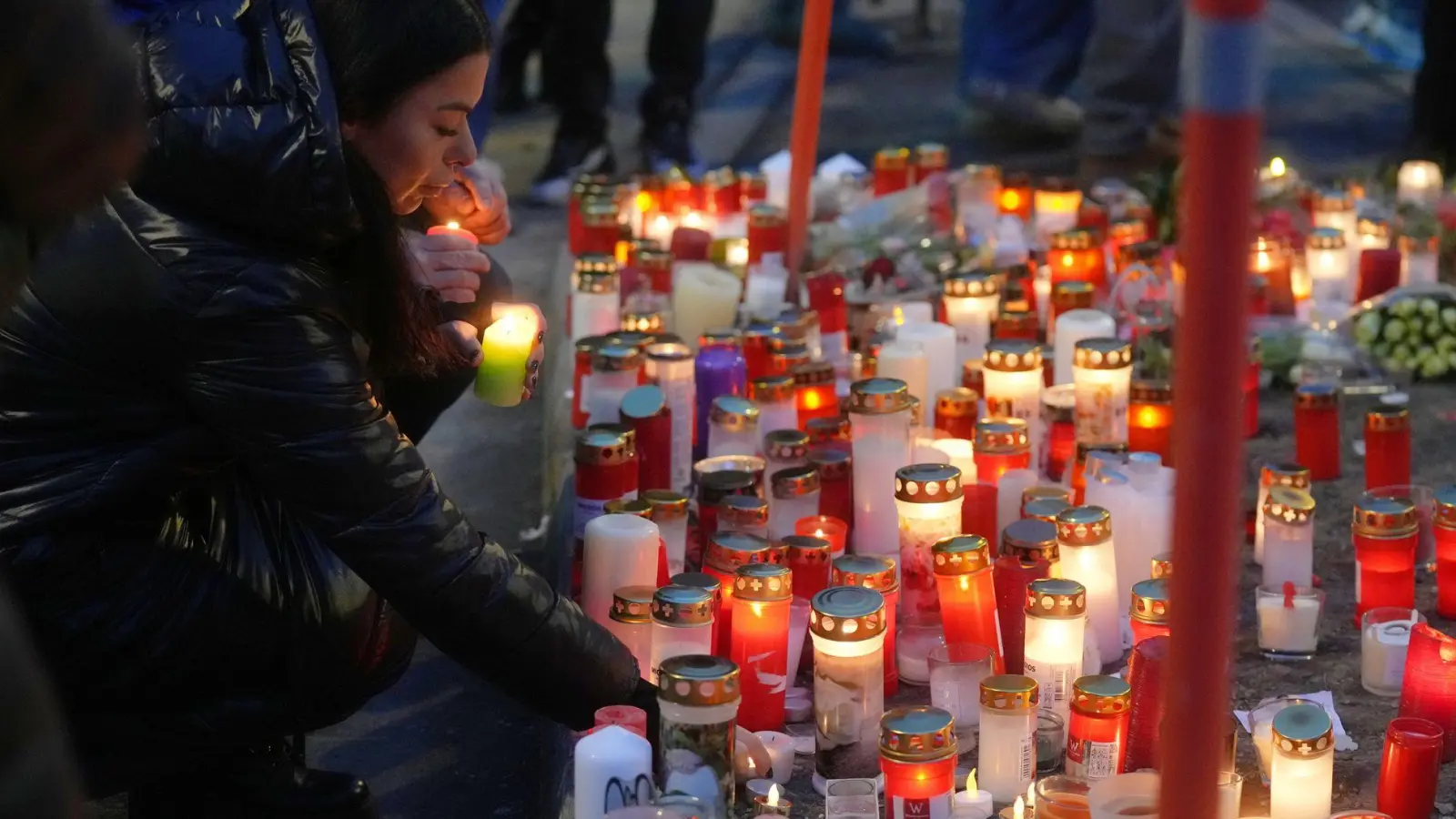 Ein Opfer der tödlichen Silvesterparty in Crans-Montana wird in Berlin behandelt. (Foto: Antonio Calanni/AP/dpa)