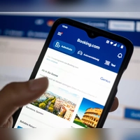 Eine Nachricht über eine fehlgeschlagene Zahlung für eine „Booking.com“-Buchung kurz vor Abreise? - Das sollte Empfängerinnen und Empfänger gründlich misstrauisch machen. (Foto: Fabian Sommer/dpa/dpa-tmn)