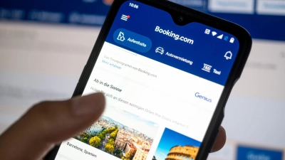Eine Nachricht über eine fehlgeschlagene Zahlung für eine „Booking.com“-Buchung kurz vor Abreise? - Das sollte Empfängerinnen und Empfänger gründlich misstrauisch machen. (Foto: Fabian Sommer/dpa/dpa-tmn)