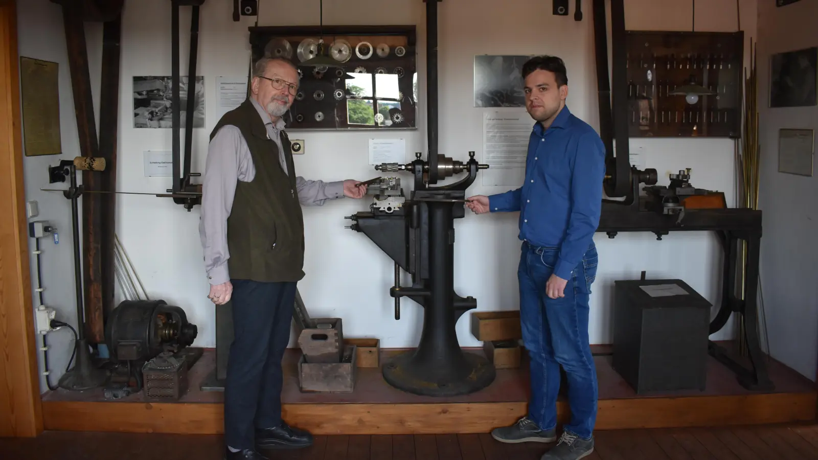 Manuel Barth (rechts) und Peter Kastner führten durch das sehenswerte Zirkelmuseum in Wilhelmsdorf. Hier zeigen sie den Maschinenraum. (Foto: Ute Niephaus)