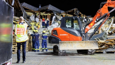 Die Abrissarbeiten dienen auch der Erstellung eines Gutachtens zur Unglücksursache. (Foto: Lando Hass/dpa)