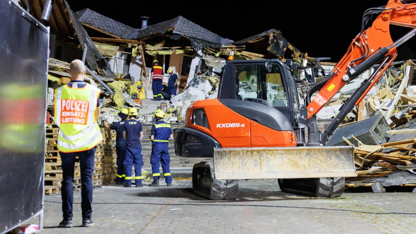 Die Abrissarbeiten dienen auch der Erstellung eines Gutachtens zur Unglücksursache. (Foto: Lando Hass/dpa)