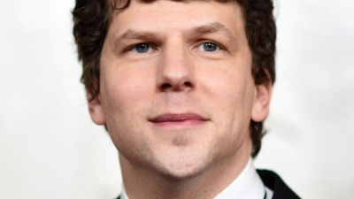 Jesse Eisenberg sehnt sich nach Lob durch den KI-Chatbot ChatGPT. (Archivbild) (Foto: Richard Shotwell/Invision/dpa)