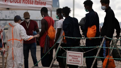 Migranten gehen in Tarent von Bord der „Ocean Viking“. (Foto: Jeremias Gonzalez/AP/dpa)