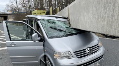 Leicht verletzt hat der Fahrer dieses Kleinbusses die Kollision mit einem Beton-Fertigbauteil überstanden. (Foto: Polizei Heilsbronn)