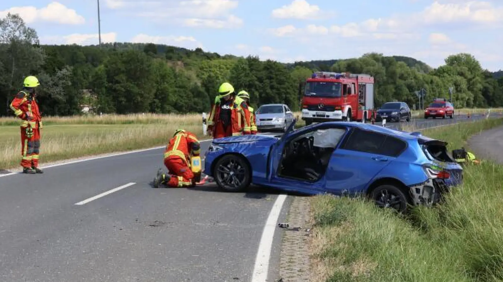 Im Jahr 2025 gab es weniger Verkehrsunfälle als 2024, wie die Polizeistatistik zeigt. Dennoch gibt es bei einigen Statistiken Ausreißer. Das Foto zeigt einen Unfall bei Scheinfeld, der im Juli 2025 geschah. (Foto: Andreas Reum)