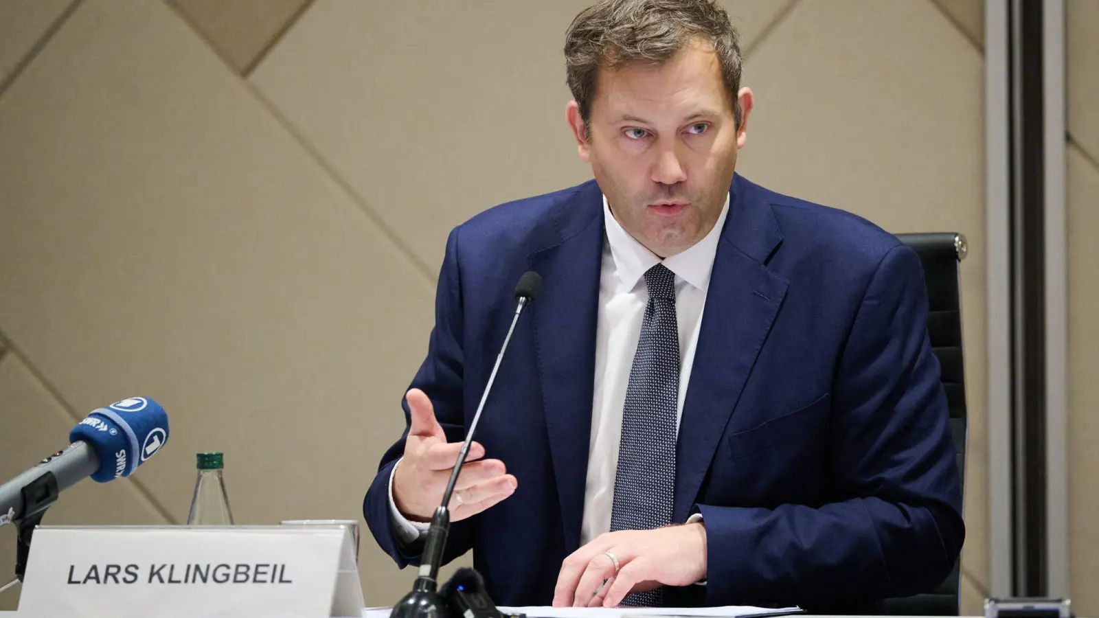 Bundesfinanzminister Lars Klingbeil (SPD) will Deutschland im Rennen um EZB-Spitzenposten positionieren (Archivbild) (Foto: Soeren Stache/dpa)