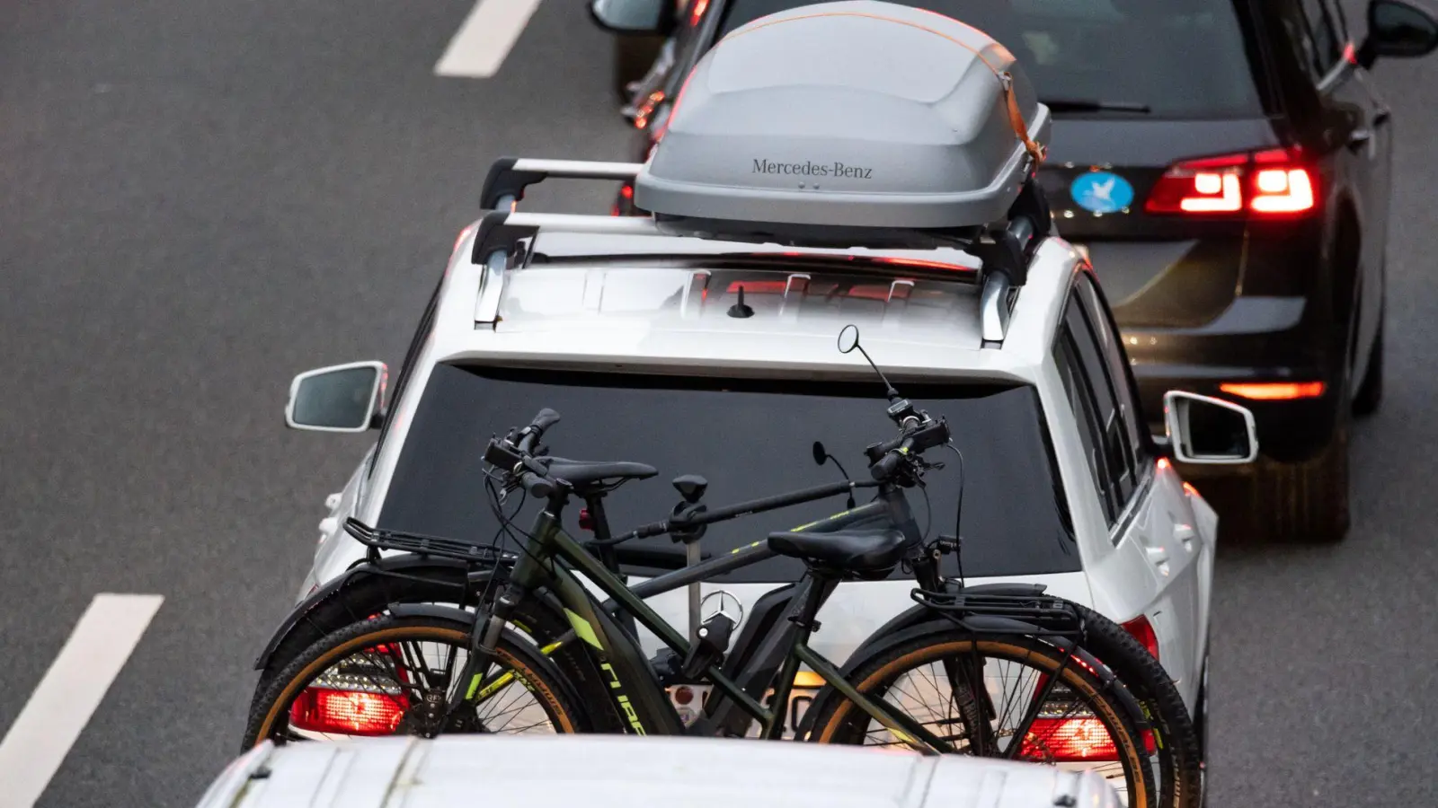 Dachboxen und Fahrradträger sollten nach dem Urlaub entfernt werden, um den Luftwiderstand und Spritverbrauch zu senken. (Foto: Jonas Walzberg/dpa/dpa-tmn)