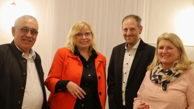 Helmut Reiß, Gabi Schmidt, Andreas Scholz und Dr. Birgit Kreß (von links): Gute Mienen zum bösen Wahlergebnis – zumindest beim politischen Aschermittwoch der UWG in Gerhardshofen. (Foto: Karl-Heinz Panzer)