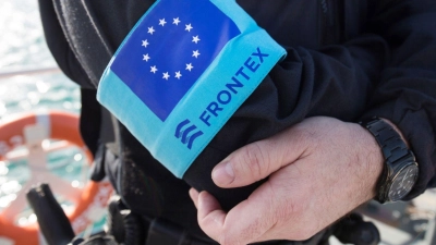 Die europäische Grenzschutzagentur Frontex sieht sich mit Schadenersatzklagen von Schutzsuchenden konfrontiert. (Archivbild) (Foto: Christian Charisius/dpa)