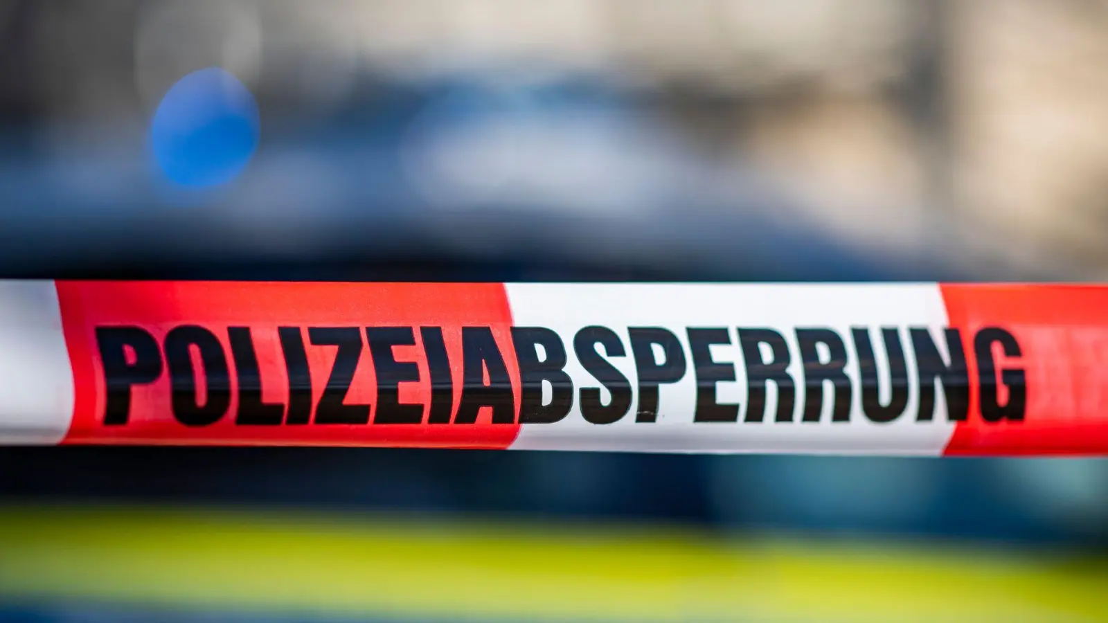 Einsatzkräfte sperren Straßen nach dem Fund einer amerikanischen Weltkriegsbombe in Neuburg an der Donau ab. (Symbolbild) (Foto: David Inderlied/dpa)