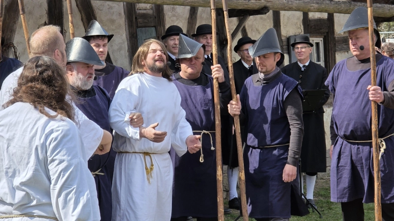 Auch die Verhaftung Jesu war bei der Aufführung im Freilandmuseum zu beobachten.  (Foto: Hans-Bernd Glanz)