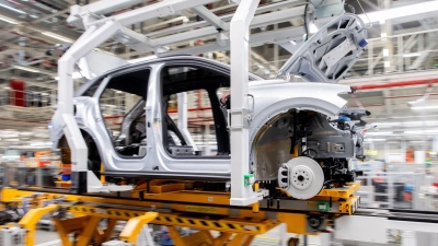 Die deutsche Autoindustrie schaut positiver in die Zukunft. (Symbobild) (Foto: Hauke-Christian Dittrich/dpa)