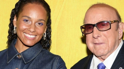 „Clive Davis hat mein Leben für immer verändert“ - Das sagt Alicia Keys über den verstorbenen Produzenten. 2024 kamen sie zusammen zur Premiere des Musicals „Hell's Kitchen“. (Archivbild) (Foto: CJ Rivera/Invision via AP/dpa)