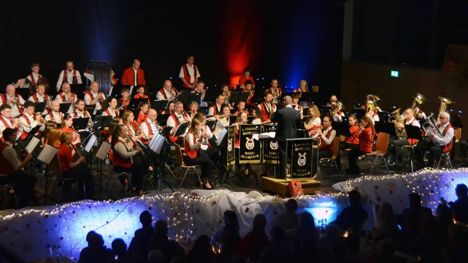 Der 1. Europa Musikzug Markt Dietenhofen hat bei seinem Weihnachtskonzert in der ausverkauften Schulturnhalle die thematischen Schwerpunkte Amerika und Weihnachten zu einem harmonischen Gesamterlebnis verwoben. (Foto: Yvonne Neckermann)