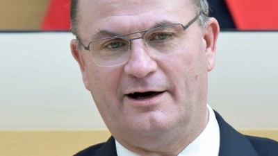 Der Finanzminister ist mit den bisherigen Behördenverlagerungen zufrieden. (Foto: Malin Wunderlich/dpa)