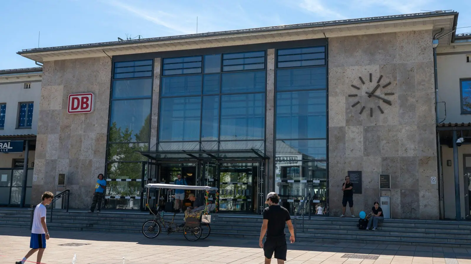 In einer Unterführung im Rosenheimer Bahnhof wurde die Frau mit einem Messer angegriffen. (Foto: Peter Kneffel/dpa)