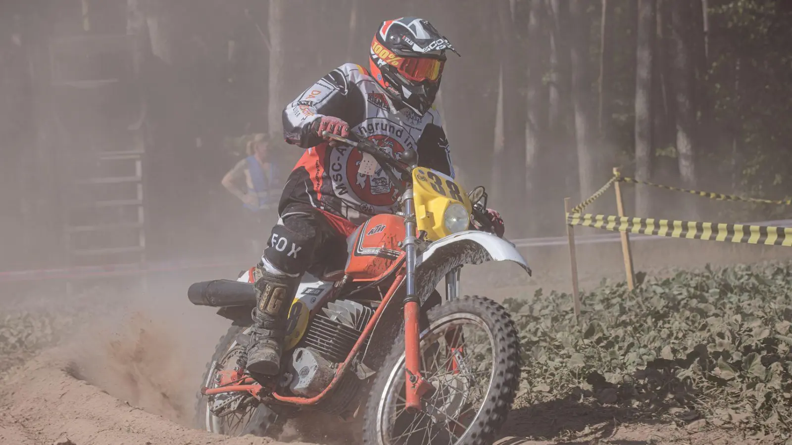 Uwe Haßler aus Neustadt – ein Fahrer vom MSC Aischgrund mit einer historischen KTM –, der sich durch Staub und Spurrillen gleichermaßen kämpft. (Foto: Bernd Loistl)