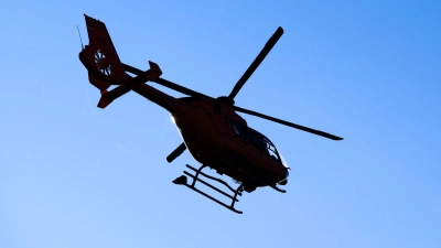 Ein Rettungshubschrauber brachte einen schwer Verletzten ins Krankenhaus. (Foto: Julian Stratenschulte/dpa)