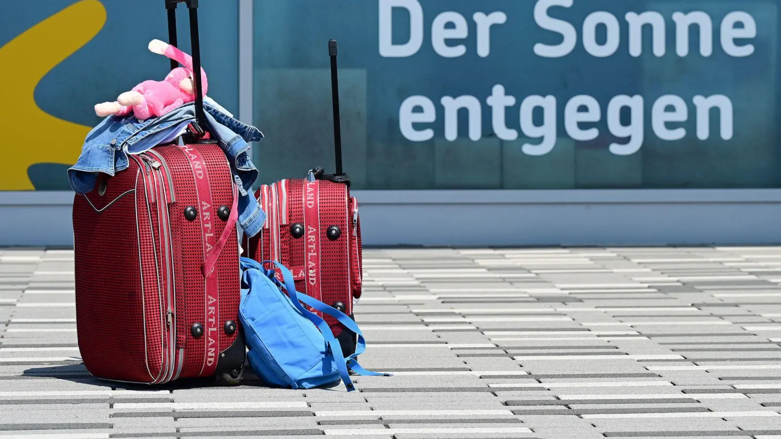Alles drin: Mit gut gepackten Koffern geht es der Sonne entgegen. (Foto: Uwe Zucchi/dpa/dpa-tmn)