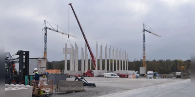Der symbolische Spatenstich für die 200-Millionen-Euro-Investitionen der Firma Egger erfolgte am Donnerstag, gebaut wird aber schon seit ein paar Wochen. Als erstes entsteht das Gebäude für die Restholzaufbereitung. (Foto: Andreas Reum)