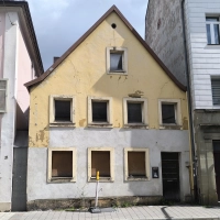 Ein trauriges Bild gibt das einstige Gasthaus zum Falken in der Ansbacher Maximilianstraße inzwischen ab. Doch das ist nicht die einzige Sorge der Nachbarn im Viertel.  (Foto: Thomas Schaller)