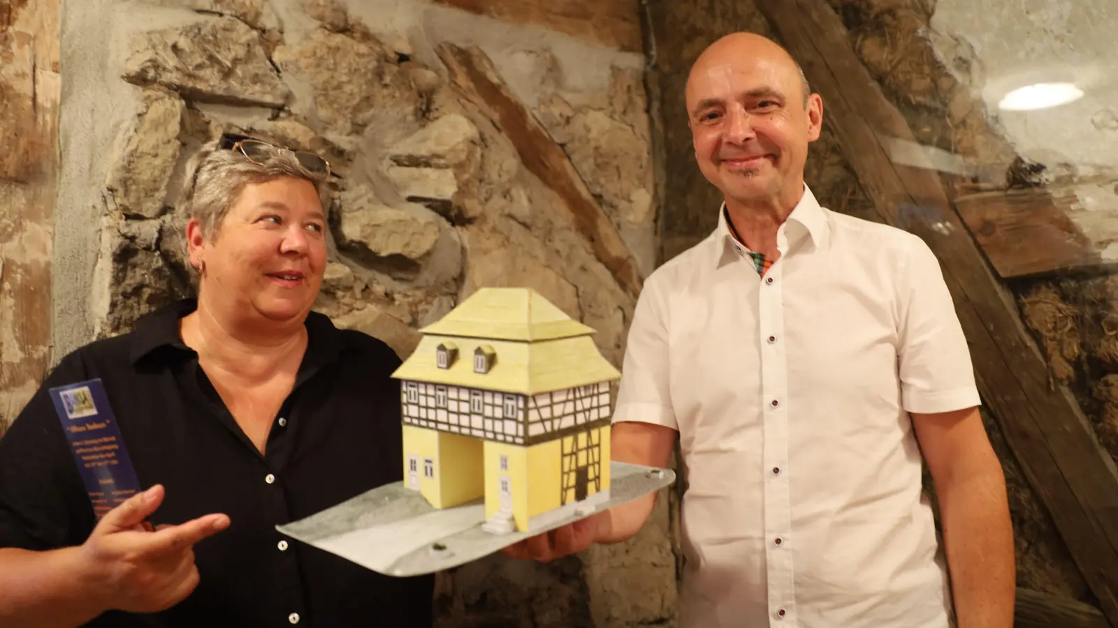 Angelika Stierhof und Klaus Klemm präsentierten am Sonntag zum Tag des offenen Denkmals Uehlfelds Unteres Torhaus. Ein Modell des Gebäudes hatten sie praktischerweise gleich mitgebracht. (Foto: Karl-Heinz Panzer)