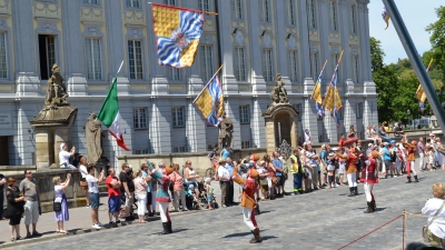 2016 waren auch die Fahnenschwinger aus Fermo bei dem Festumzug vertreten. (Foto: Andrea Walke)