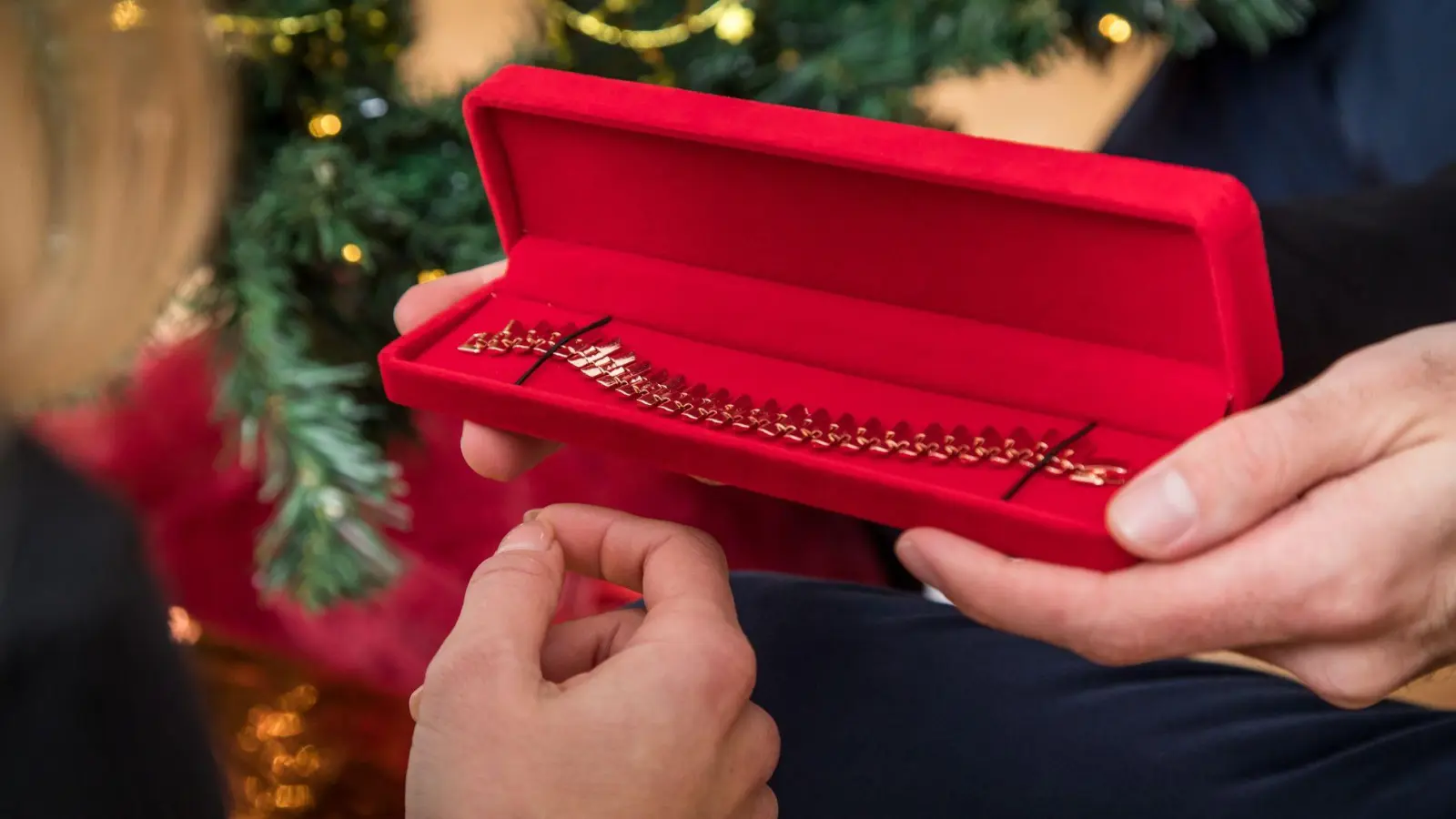 Zu teuer gibt&#39;s nicht: An Weihnachten sitzt das Geld für Geschenke oft deutlich lockerer. (Foto: Christin Klose/dpa-tmn)