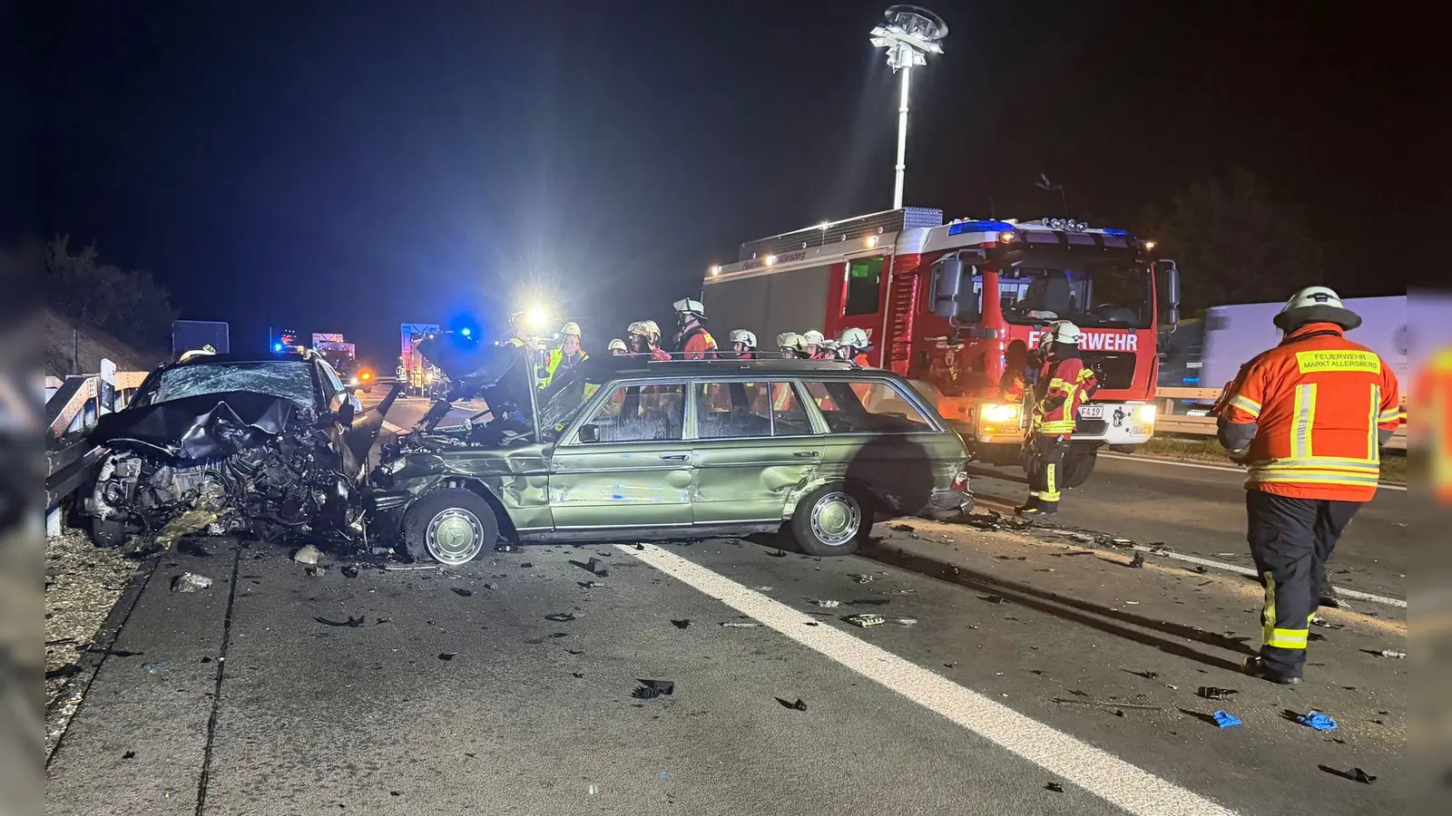 Die zusammengeprallten Autos wurden bei dem Unfall schwer beschädigt. (Foto: Felix Besold/NEWS5/dpa)