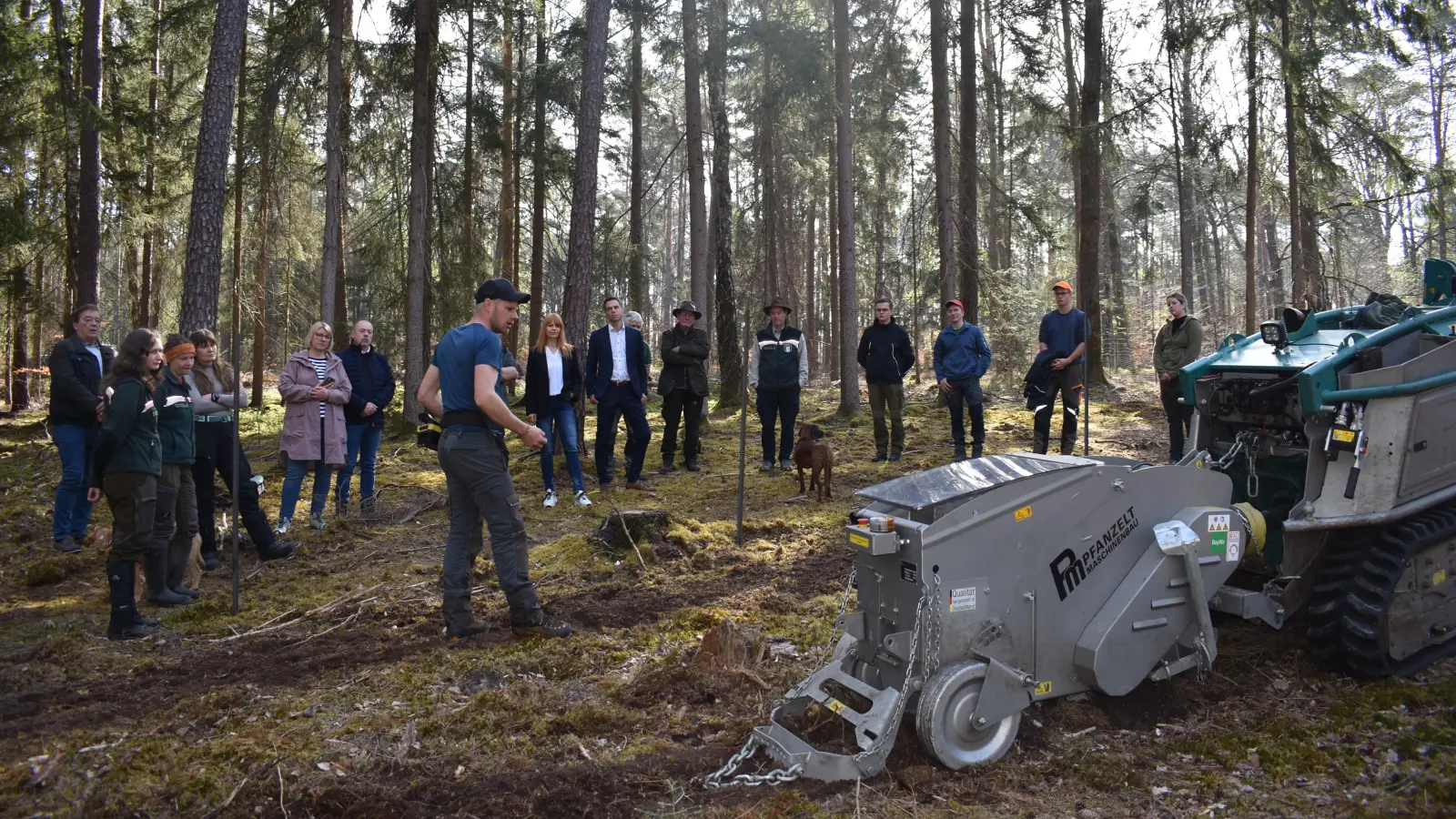 Forstwirtschaftsmeister Christoph Rummel (Bildmitte mit der Kappe) hatte in den Stadtwald ein Gerät mitgebracht, mit dem die Esskastaniensaat ins Erdreich befördert wurde.  (Foto: Ute Niephaus)