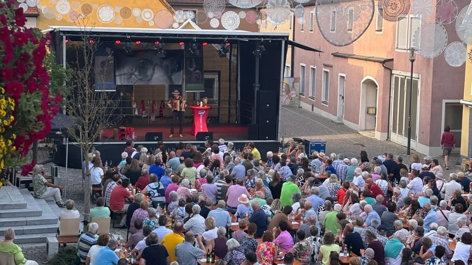 Der Abend mit dem Kabarettisten Oti Schmelzer in Ornbau war ausverkauft. (Foto: Stadt Ornbau/Marco Meier)