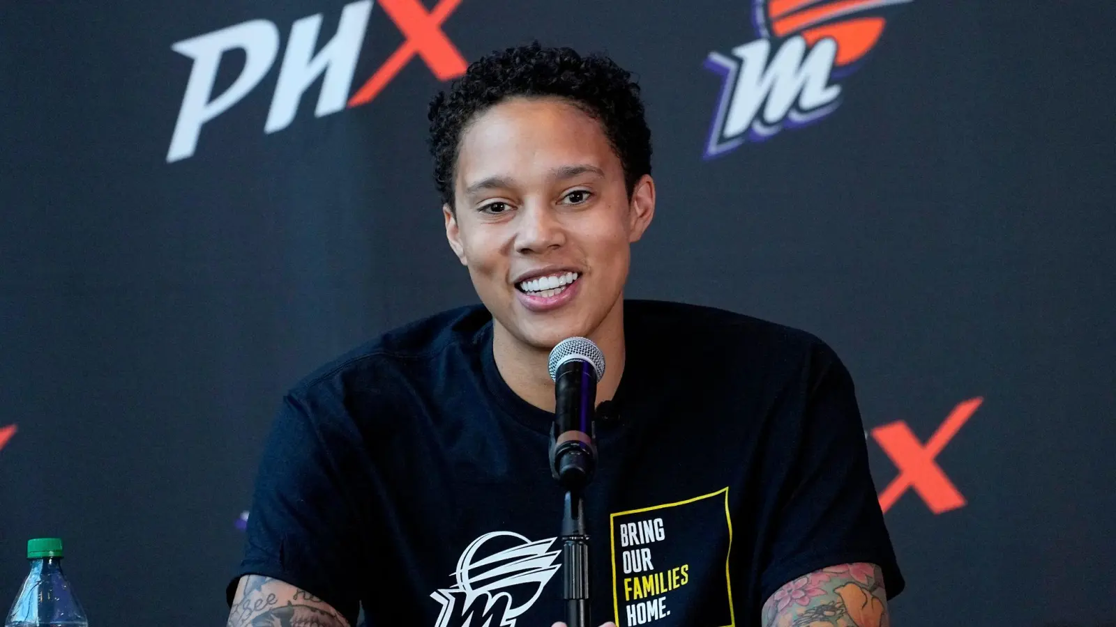 Die WNBA-Basketballspielerin Brittney Griner spricht auf einer Pressekonferenz . (Foto: Matt York/AP/dpa)