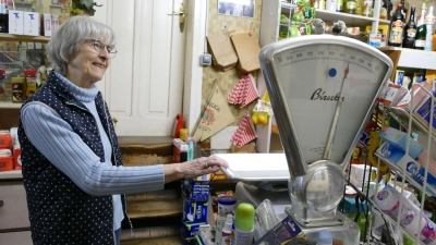 Brigitte Auch inmitten ihres bunten Sortiments, das in den vergangenen Jahren die eine oder andere plötzlich festgestellte Lücke in so manchem Oberickelsheimer Haushalt schließen konnte. (Foto: Sylvia Fehlinger)