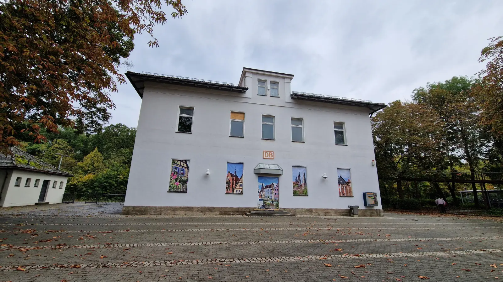 Ab 2025 könnten die Arbeiten am Bahnhofsgebäude in Bad Windsheim beginnen. (Foto: Simone Schuller)