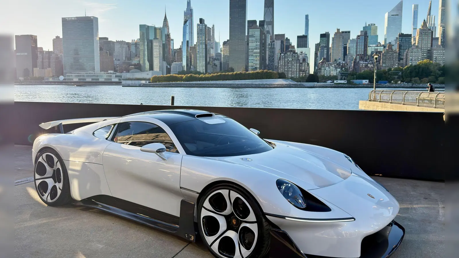 Porsche baut was Neues: Die Studie Mission S soll oberhalb des 911 positioniert werden. (Foto: Thomas Geiger/dpa-tmn)