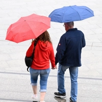In Bayern sollten die Menschen in den kommenden Tagen ihre Regenschirme dabeihaben. (Symbolbild) (Foto: Roberto Pfeil/dpa)