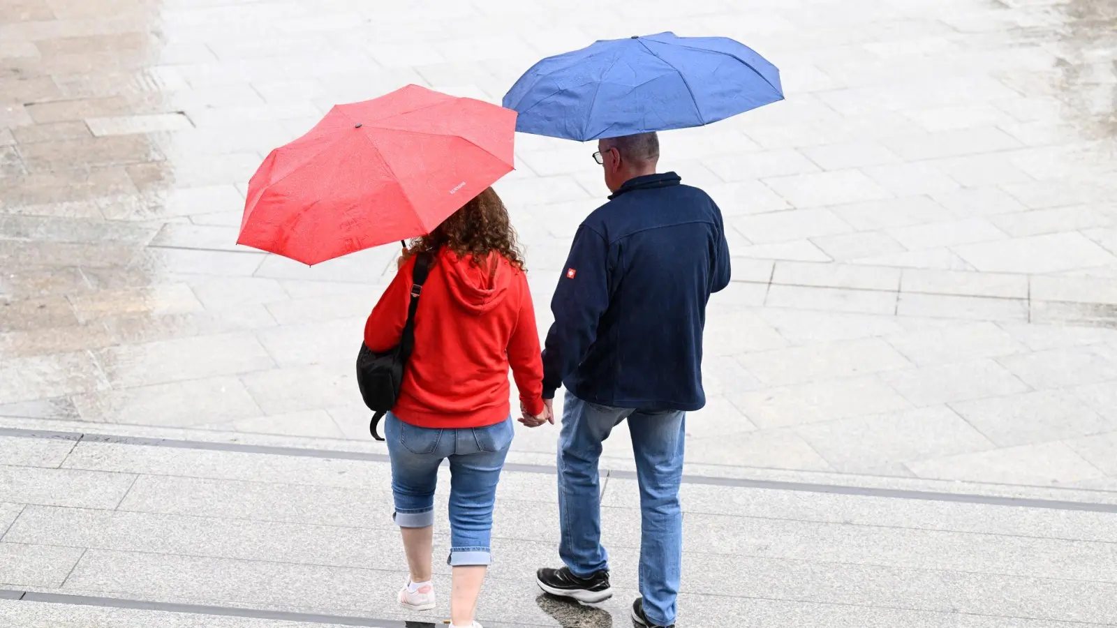 In Bayern sollten die Menschen in den kommenden Tagen ihre Regenschirme dabeihaben. (Symbolbild) (Foto: Roberto Pfeil/dpa)