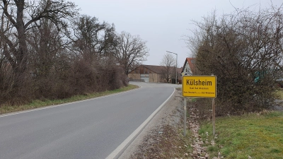 Die Vorbereitungsphase der Arbeitskreise bei der Külsheimer Dorferneuerung ist weitestgehend abgeschlossen. Nun wurden die Maßnahmen bei der Schlusspräsentation vorgestellt. Die Bad Windsheimer Straße (im Bild) soll mit als erstes angepackt werden und könnte zur „unechten Fahrradstraße“ werden. (Foto: Anna Franck)