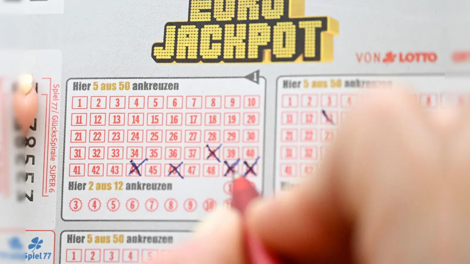 Volltreffer: Auf einem Schein aus Nordrhein-Westfalen sind alle Gewinnzahlen vom Freitag notiert. (Symbolbild) (Foto: Bernd Weißbrod/dpa)