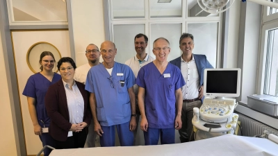 Freuen sich über die Bündelung der ANregiomed-Angebote in Rothenburg (von links): Annalena Gerhäußer (medizinische Fachangestellte), Alexandra Lang-Gehring (Referentin der Geschäftsführung), die Fachärzte Daniel Schölz, Dr. Bernhard Gantzer, Stephan Schölzel und Dr. Rainer Friedrich Dehner sowie Frank Reza, MBA, kaufmännischer Direktor Klinik Rothenburg und operative Leitung MVZ Rothenburg). (Foto: Thomas Schaller)