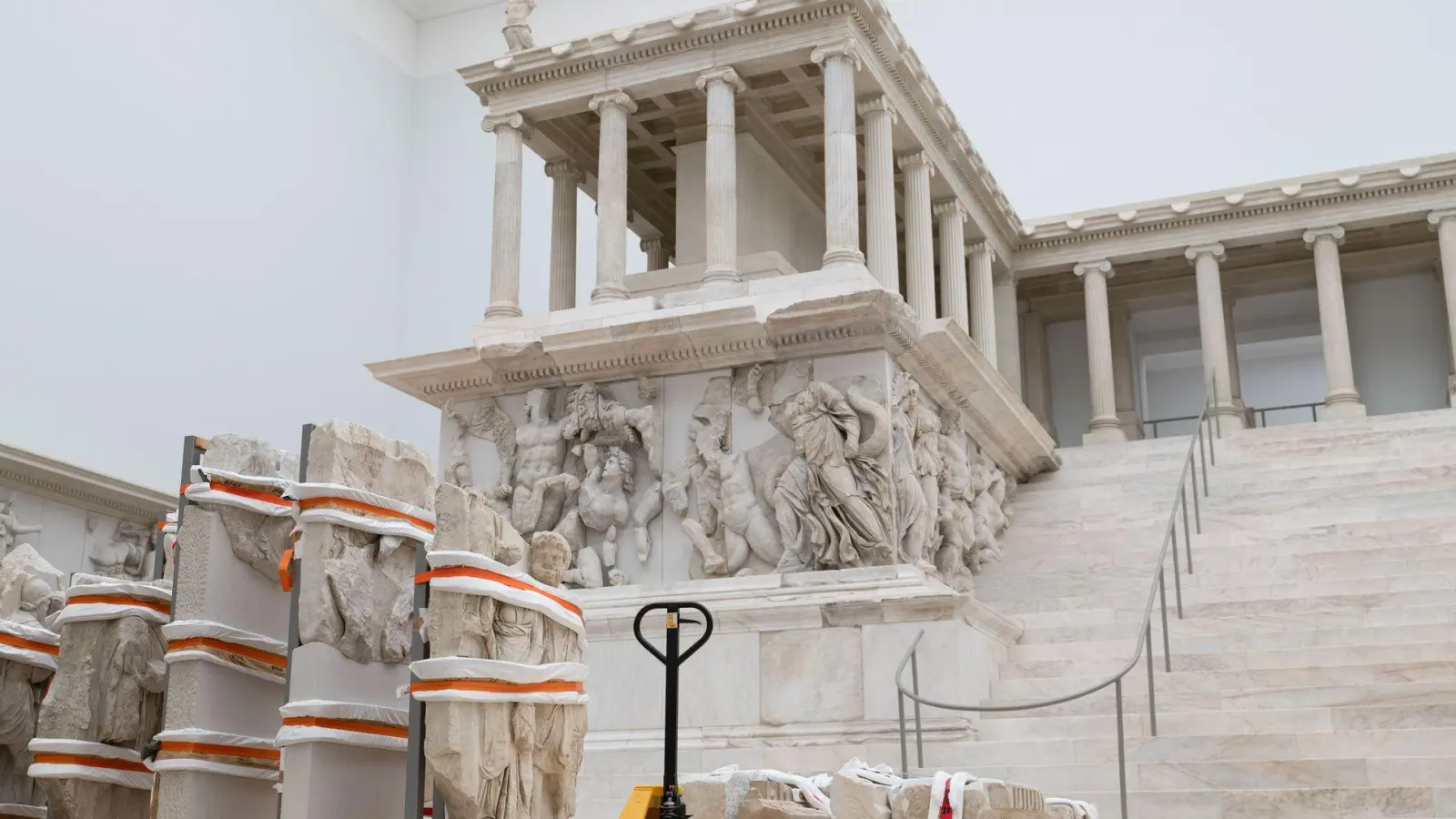 Derzeit für Besucher geschlossen: der berühmte Pergamonaltar. (Archivbild) (Foto: Markus Lenhardt/dpa)