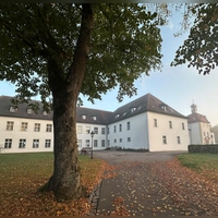 In einem Nebengebäude des „Weißen Schlosses“ in Triesdorf soll die Fachschule Ernährung und Haushaltsführung einziehen. (Foto: Landratsamt Ansbach/Josephine Georgi)