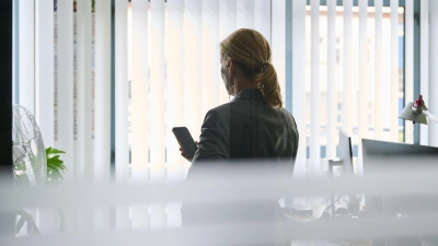 Es ist nie zu spät, mit dem Sparen anzufangen: Wer allerdings früh startet, kann den Zinseszinseffekt besser für sich nutzen. (Foto: Annette Riedl/dpa/dpa-tmn)