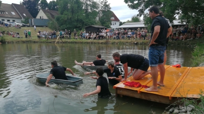 Coach Tobias Strauß (rechts) feuerte seine Mannschaft an und setzte sich auch selbst in die wacklige Zinkwanne. (Foto: Friedrich Strohmeier)