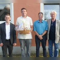 Bürgermeister Johannes Weiß übermittelte die Glückwünsche der Gemeinde für die gelungene Auflösung des Oberaltenbernheimer Rechtlerwaldes. Unser Bild zeigt, von links: Johannes Weiß, Volker Trapp, Hans Weiß und Gutachter Andreas Regehr.  (Foto: Helmut Meixner)