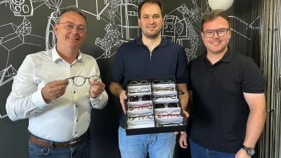 Der Vorsitzende der Lokalen Aktionsgruppe Region an der Romantischen Straße, Feuchtwangens dritter Bürgermeister Herbert Lindörfer, ließ sich von Alexander Bahle (rechts) und Tim Riedmüller (Zweiter von rechts) die Brillenkollektion zeigen.  (Foto: LAG/Julia Ploch)