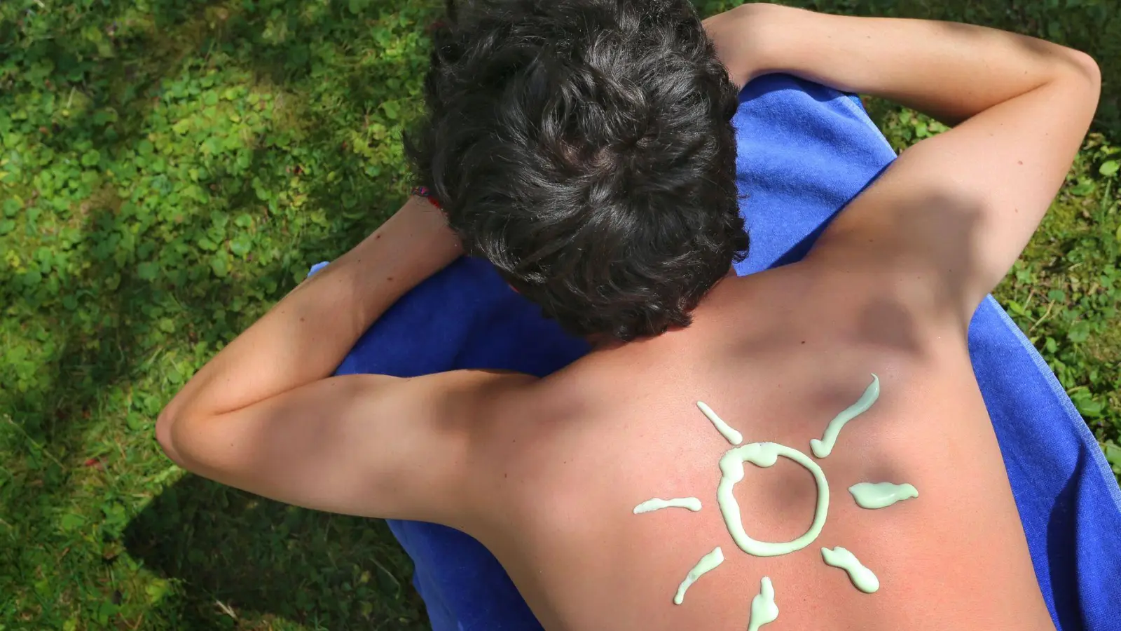 Am Pfingstwochenende soll es heiß werden in Bayern. Wer baden geht, sollte die Sonnencreme nicht vergessen. (Symbolbild) (Foto: Karl-Josef Hildenbrand/dpa/dpa-tmn)